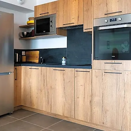 Cosy & Chic Sea & Lagoon View Garage Parking Apartment