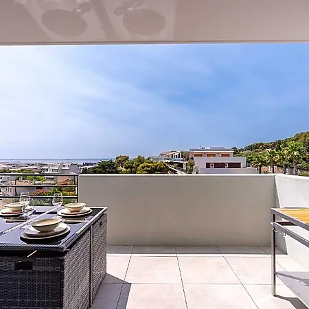 Cosy & Chic Sea & Lagoon View Garage Parking