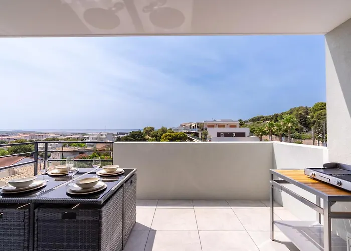 Cosy & Chic Sea & Lagoon View Garage Parking